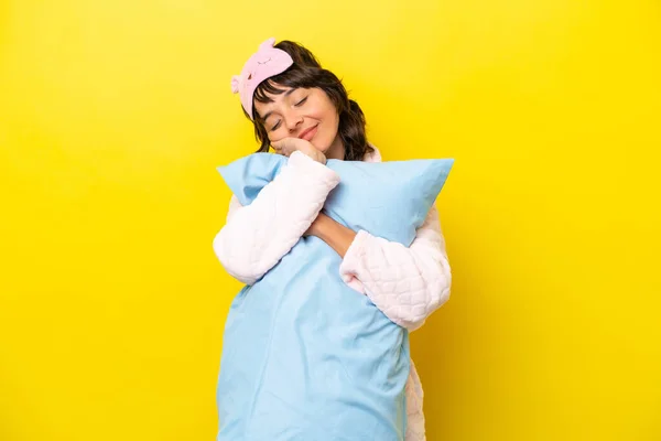Junge Lateinamerikanische Frau Pyjama Isoliert Auf Gelbem Hintergrund — Stockfoto