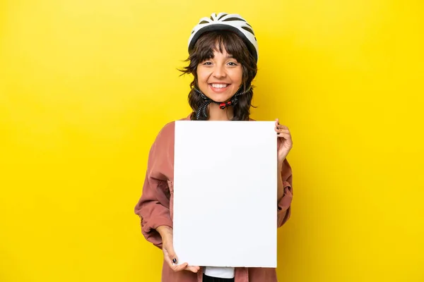Mladá Cyklistka Latinská Žena Izolované Žlutém Pozadí Drží Prázdný Plakát — Stock fotografie