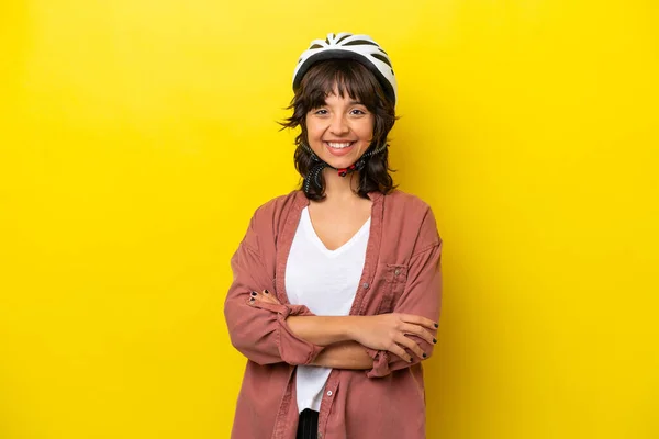 Mladý Cyklista Latinsky Žena Izolované Žlutém Pozadí — Stock fotografie