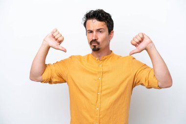 Bıyıklı genç adam beyaz arka planda kendini beğenmiş ve gururlu.