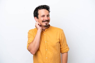 Bıyıklı genç adam beyaz arka planda izole edilmiş gülüyor.