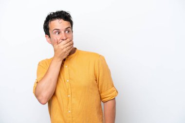 Bıyıklı genç adam beyaz arka planda izole edilmiş. Yan tarafa bakarken sürpriz jest yapıyor.