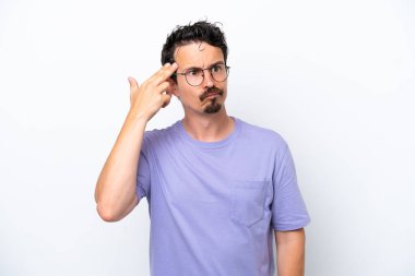 Bıyıklı genç adam beyaz arka planda intihar jesti yapmada sorun yaşıyor.