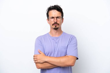 Bıyıklı genç adam beyaz arka planda izole edilmiş üzgün hissediyor.