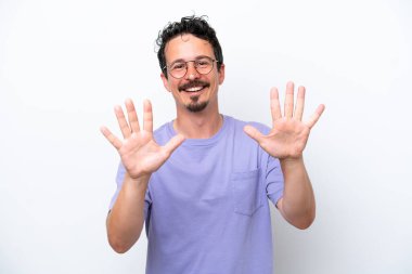 Bıyıklı genç adam beyaz arka planda izole edilmiş parmaklarıyla 10 tane sayıyor.