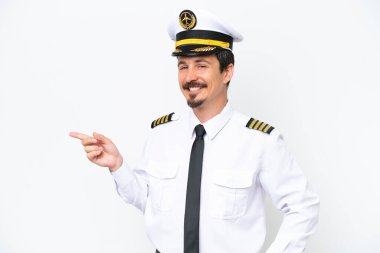Kafkasyalı uçak pilotu beyaz arka planda izole edildi.