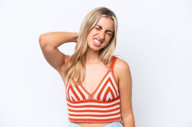 Beyaz arka planda boynu ağrıyan beyaz bir kadın.