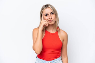 Beyaz arka planda izole edilmiş beyaz bir kadın bir fikir düşünüyor.
