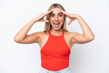 Beyaz arka planda izole edilmiş beyaz bir kadın. Sürpriz bir ifadeyle.