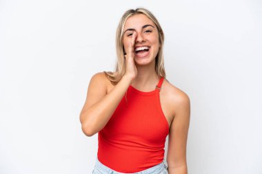 Beyaz arka planda izole edilmiş genç beyaz kadın ağzı açık bağırıyor.