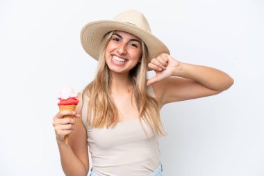 Beyaz arka planda soyutlanmış kornet dondurmalı beyaz bir kadın gururlu ve kendini beğenmiş.