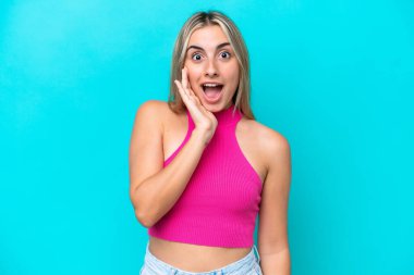 Mavi arka planda mahsur kalmış beyaz bir kadın. Şaşırmış ve şok olmuş bir yüz ifadesi var.