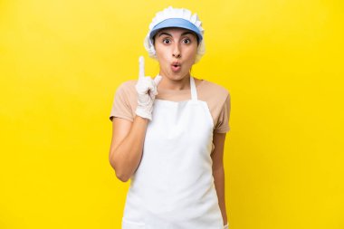 Balıkçı kadın, izole edilmiş arka planda parmağını kaldırırken çözümü bulmayı amaçlıyor.