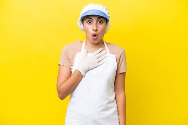 Balıkçı kadın arka planda kaldı. Şaşırdı ve şaşırdı.