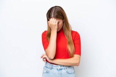 Beyaz arka planda başağrısı olan beyaz tenli genç bir kadın.