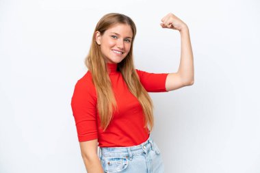 Beyaz arka planda izole genç beyaz kadın güçlü bir jest yapıyor.