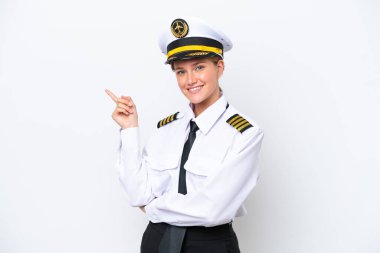Beyaz arka planda izole edilmiş Kafkasyalı kadın uçak pilotu.