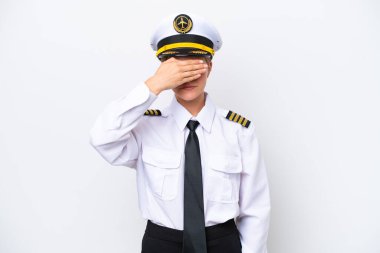 Kafkas pilot kadın, beyaz arka planda tek başına, gözleri elle kapatıyor. Bir şey görmek istemiyorum.