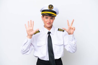 Beyaz arka planda izole edilmiş Kafkas pilot kadın sekiz parmaklı sayıyor.