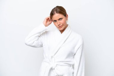 Bornozlu güzel sarışın kadın beyaz arka planda izole edilmiş, kuşkuları var.