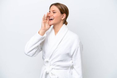 Bornozlu genç sarışın kadın beyaz arka planda izole edilmiş ve ağzı açık bağırıyor.