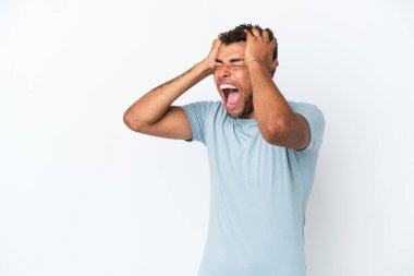 Beyaz arka planda izole edilmiş yakışıklı Brezilyalı bir adam stresli.