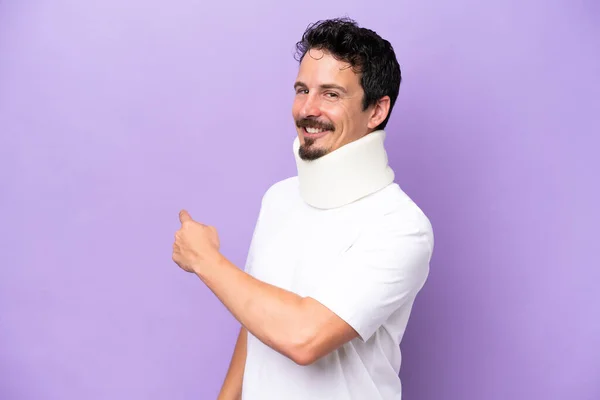 Joven Hombre Caucásico Con Corsé Cuello Aislado Sobre Fondo Púrpura —  Fotos de Stock