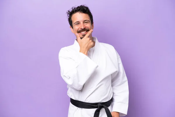 Joven Caucásico Haciendo Karate Aislado Sobre Fondo Púrpura Feliz Sonriente — Foto de Stock