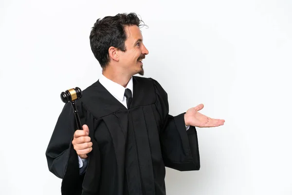 판사는 배경에 고립되어 표정으로 바라보고 코카서스 — 스톡 사진