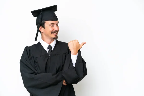 Νεαρός Απόφοιτος Πανεπιστημίου Απομονωμένος Λευκό Φόντο Που Δείχνει Προς Πλάγια — Φωτογραφία Αρχείου