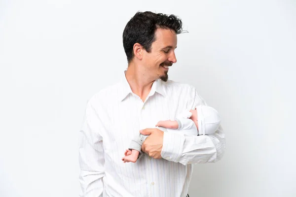 Junger Mann Mit Seinem Neugeborenen Baby Mit Glücklichem Gesichtsausdruck — Stockfoto