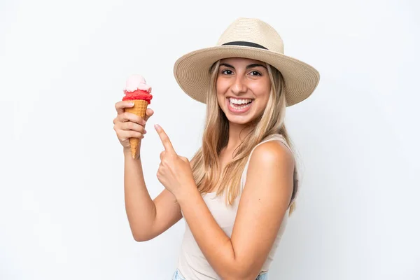 Junge Kaukasische Frau Mit Einem Cornetteis Isoliert Auf Weißem Hintergrund — Stockfoto