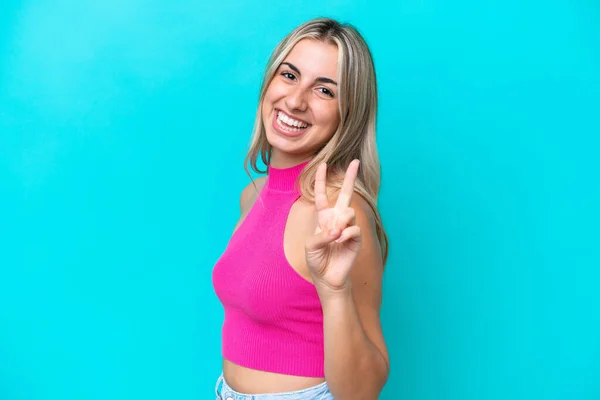 Joven Mujer Caucásica Aislada Sobre Fondo Azul Sonriendo Mostrando Signo — Foto de Stock