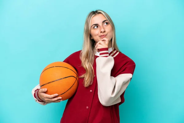 Jonge Kaukasische Basketbalspeler Vrouw Geïsoleerd Blauwe Achtergrond Zoek Omhoog — Stockfoto