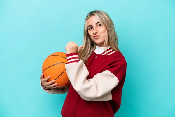 Junge Kaukasische Basketballerin Isoliert Auf Blauem Hintergrund Stolz Und Selbstzufrieden — Stockfoto
