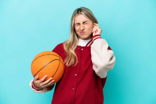 若いですCaucasianバスケットボール選手女性隔離上の青背景不満とカバー耳 — ストック写真