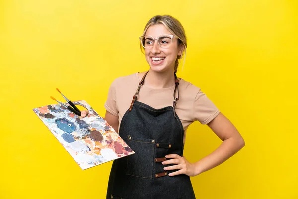 Młody Artysta Kaukaski Kobieta Trzyma Paleta Odizolowany Żółty Tło Pozowanie — Zdjęcie stockowe