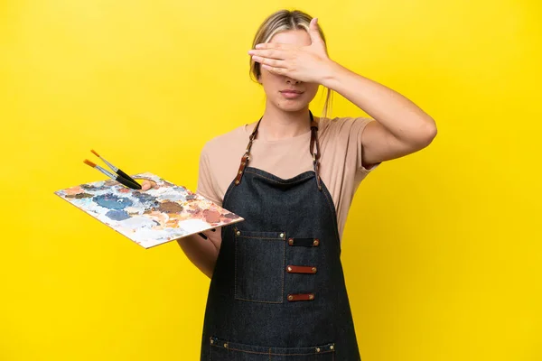 Młoda Artystka Biała Kobieta Trzymająca Paletę Odizolowaną Żółtym Tle Okrywającą — Zdjęcie stockowe