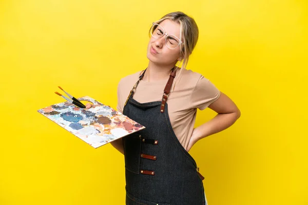 Jovem Artista Caucasiana Segurando Uma Paleta Isolada Fundo Amarelo Sofrendo — Fotografia de Stock