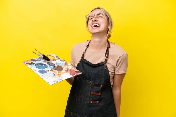 Młody Artysta Biały Kobieta Trzyma Paleta Odizolowany Żółty Tło Śmiech — Zdjęcie stockowe