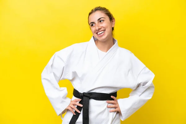 Mujer Caucásica Joven Haciendo Karate Aislado Sobre Fondo Amarillo Posando — Foto de Stock