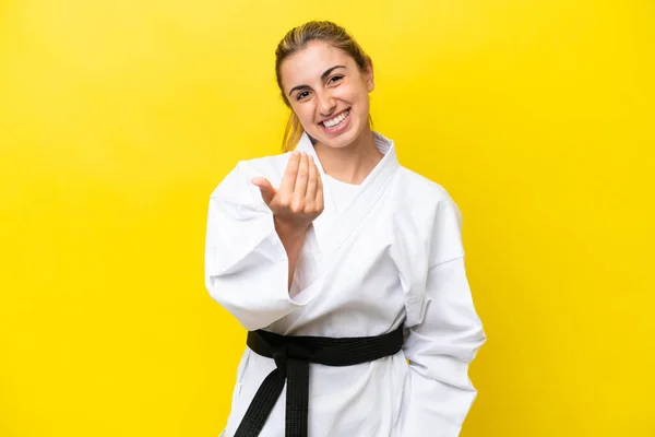 Mujer Caucásica Joven Haciendo Karate Aislado Sobre Fondo Amarillo Invitando — Foto de Stock