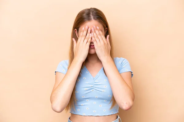 Beyazlı Genç Bir Kadın Bej Arka Planda Izole Edilmiş Gözleri — Stok fotoğraf