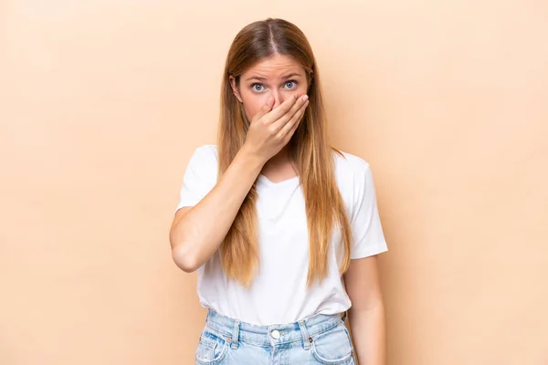 Beyazlı Genç Bir Kadın Bej Arka Planda Izole Edilmiş Ağzını — Stok fotoğraf