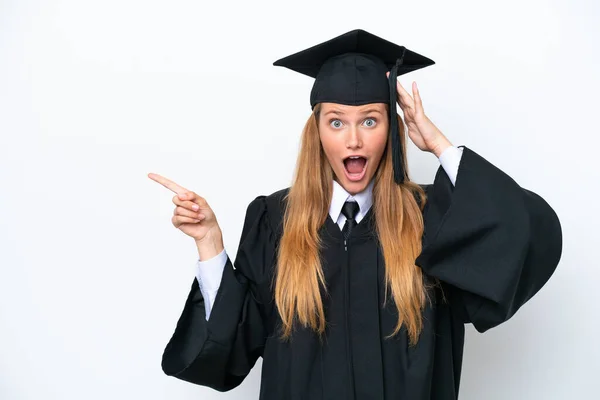 Jovem Universitária Graduada Caucasiana Mulher Isolada Fundo Branco Surpreso Apontando — Fotografia de Stock