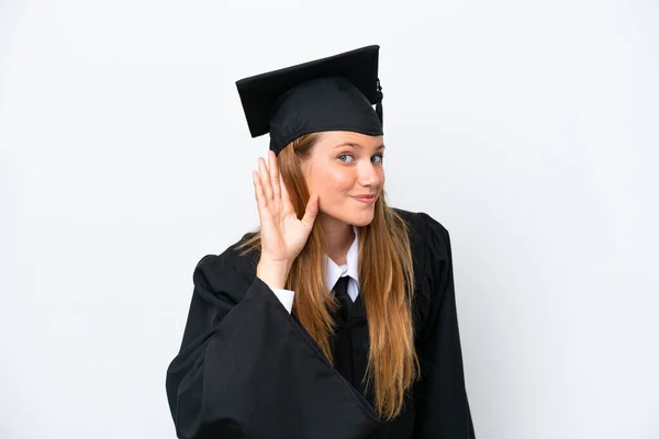 Νεαρή Απόφοιτος Πανεπιστημίου Καυκάσιος Γυναίκα Απομονωμένη Λευκό Φόντο Ακούγοντας Κάτι — Φωτογραφία Αρχείου