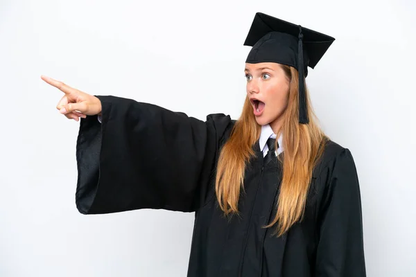 Νεαρή Απόφοιτος Πανεπιστημίου Καυκάσια Γυναίκα Απομονωμένη Λευκό Φόντο Που Δείχνει — Φωτογραφία Αρχείου