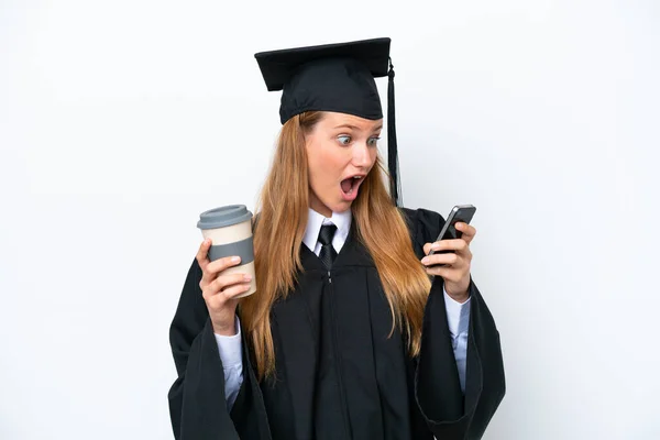 若い大学院生白人の背景にコーヒーを持って隔離された白人女性を奪うために携帯電話 — ストック写真