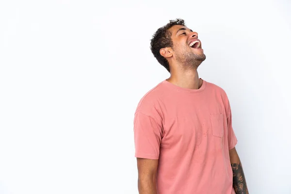 Jonge Knappe Braziliaanse Man Geïsoleerd Witte Achtergrond Lachen — Stockfoto