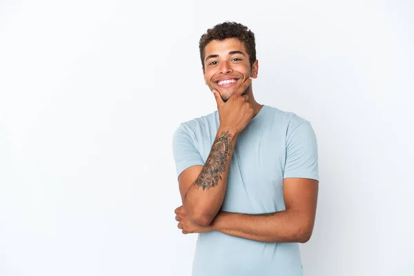 Молодий Вродливий Бразильський Чоловік Який Живе Білому Фоні Щасливий Посміхається — стокове фото